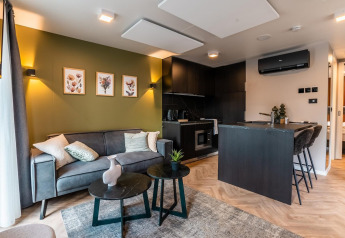 Salon et cuisine modernes du lodge Seerose à Ossiacher See, Autriche, avec une décoration élégante et contemporaine.