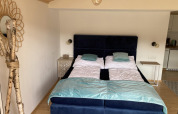 Kamer in Stuga 2 bij Wörthersee, Oostenrijk met twee eenpersoonsbedden, nachtkastjes en houten decor.