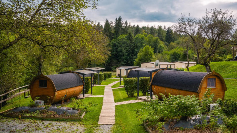 Casa diminuta Tractor cabin en Wörthersee, Austria, rodeada de vegetación, senderos y árboles verdes.