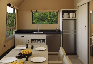 Vista interna di una cucina da tenda safari alla Ranger Lodge nel Veluwepark de Bosgraaf, Paesi Bassi.