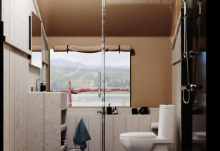Baño moderno en una tienda safari del Ranger Lodge, Veluwepark de Bosgraaf, Países Bajos, con vistas panorámicas.