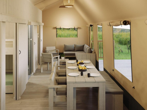 Vista interior de la tienda safari Ranger Lodge con comedor y sala de estar en Veluwepark de Bosgraaf, Países Bajos.
