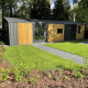 Moderne trælodge med store vinduer og velplejet have ved Cozy Chalet i Veluwepark de Bosgraaf, Holland.