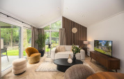 Modernes Wohnzimmer in der Loevestein-Lodge im Veluwepark de Bosgraaf, Niederlande, mit stilvollem Interieur.
