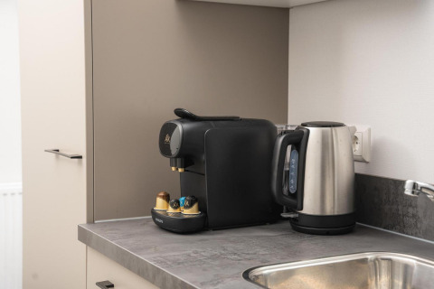Cafetera y hervidor eléctrico en la encimera de la cocina en Loevestein, Veluwepark de Bosgraaf.