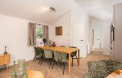 Essbereich in der Velthorst-Lodge im Veluwepark de Bosgraaf, Niederlande, mit grünem Dekor.