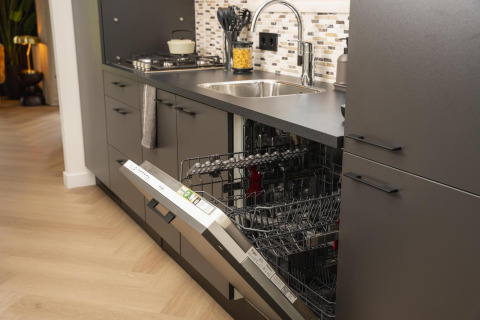 Cucina moderna con lavastoviglie aperta al Loevestein Comfort, Veluwepark de Bosgraaf, Paesi Bassi.