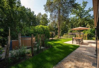 Gemütliche Lodge Loevestein mit Whirlpool, Terrasse und Garten im Veluwepark de Bosgraaf, Niederlande.