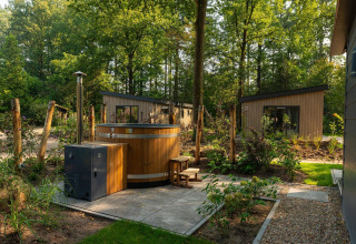 Tiny Loft con jacuzzi de madera al aire libre en Veluwepark de Bosgraaf, Países Bajos, rodeado de naturaleza.