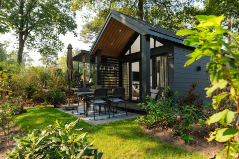 Pequeño lodge Tiny Loft con terraza, comedor exterior y jardín en Veluwepark de Bosgraaf, Países Bajos.