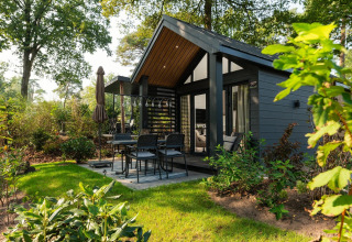 Pequeño lodge Tiny Loft con terraza, comedor exterior y jardín en Veluwepark de Bosgraaf, Países Bajos.