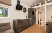 Moderne køkken og hems i en Tiny Loft-hytte med boblebad på Veluwepark de Bosgraaf i Holland.
