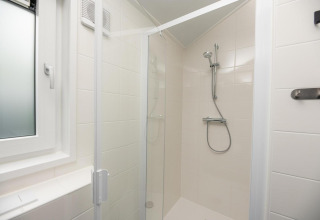 Moderna cabina de ducha con puerta de cristal y ducha regulable en Velthorst Comfort, Veluwepark de Bosgraaf.
