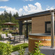 Udendørsområde ved Cannenburch Deluxe lodge med boblebad, moderne siddepladser og grøn have.