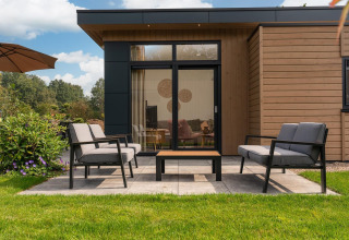 Terrasruimte bij lodge Cannenburch met hottub op Veluwepark de Bosgraaf in Nederland, hedendaags design.