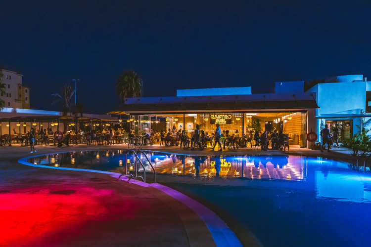 Abendaufnahme vom Camping Costa del Sol Glamping Village mit beleuchtetem Pool und Restaurant in Andalusien.