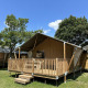 Glampingtelt på Villatent Outback ved Camping Terme Catez i Slovenien under en klar blå himmel.