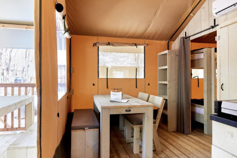 Interieur van een safaritent, Villatent Outback, op Camping Village Baia Blu La Tortuga in Italië.