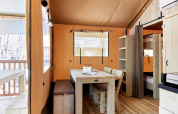 Interior de una tienda safari, Villatent Outback, en Camping Village Baia Blu La Tortuga, Italia.