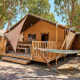 Safari telt Villatent Outback med terrasse og hængekøje på Camping Laguna Blu i Italien under træer.