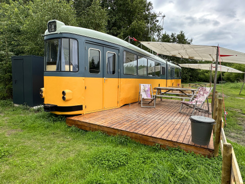 Tiny house genaamd Streetcar op Netl Camping Kallumaan in Nederland, gemaakt van een oude tramwagen.