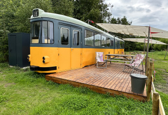 Tiny house genaamd Streetcar op Netl Camping Kallumaan in Nederland, gemaakt van een oude tramwagen.