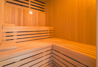 Vista interior de una sauna de madera moderna en Camping Costa del Sol Glamping Village en Andalucía, España.