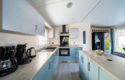 Intérieur de cuisine moderne dans un lodge Berkel à De Wije Werelt, Pays-Bas, avec armoires claires.