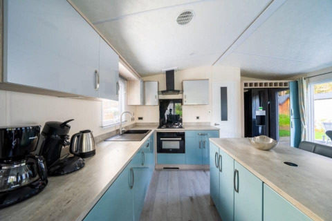 Moderne keuken in lodge Berkel, De Wije Werelt, Nederland, met lichte kasten en een keukeneiland.