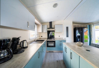 Intérieur de cuisine moderne dans un lodge Berkel à De Wije Werelt, Pays-Bas, avec armoires claires.