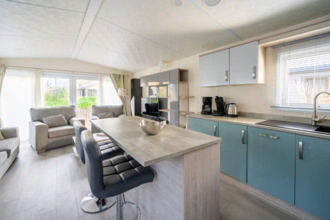 Moderne woonkamer en keuken in de Berkel-lodge van De Wije Werelt, Nederland, helder en ruim.