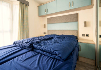 Chambre à coucher avec literie bleue et déco moderne à Berkel, De Wije Werelt, Pays-Bas, lumière naturelle.