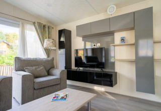 Moderne leefruimte met grijze zetel in het Berkel-lodge op De Wije Werelt, Nederland.