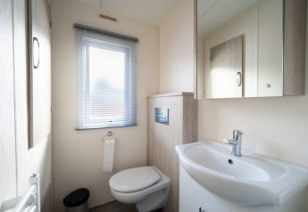 Baño moderno y limpio en la cabaña Berkel en De Wije Werelt, Países Bajos, con ventana y lavabo.