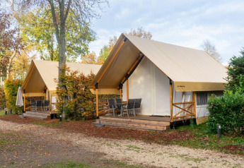 Zwei luxuriöse Safarizelte mit Veranda im Naturpark De Wije Werelt in den Niederlanden.