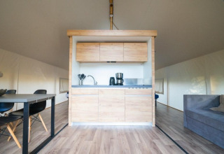 Moderne Küchenzeile in einem luxuriösen Safarizelt bei Glampingtent, De Wije Werelt, Niederlande.