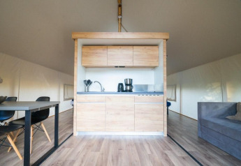 Moderne Küchenzeile in einem luxuriösen Safarizelt bei Glampingtent, De Wije Werelt, Niederlande.