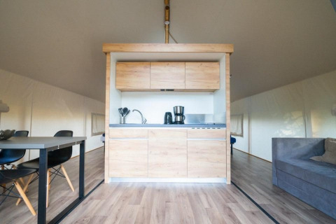 Moderne keukenopstelling in een luxueuze safaritent bij Glampingtent, De Wije Werelt, Nederland.