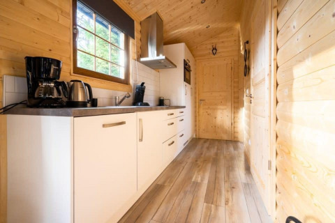 Moderne houten keuken met witte kasten in lodge Boekhorst, De Wije Werelt, Nederland.