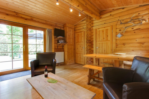 Vista interior del lodge Boekhorst en De Wije Werelt, Países Bajos, con paredes de madera y ambiente acogedor.