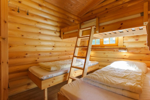 Dormitorio acogedor de cabaña de madera con literas en Boekhorst, De Wije Werelt, Países Bajos, soleado.