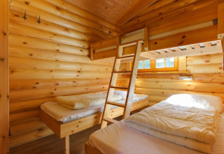 Chambre chaleureuse en bois avec lits superposés au Boekhorst, De Wije Werelt, Pays-Bas, bien éclairée.
