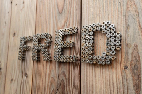 Il nome 'FRED' è scritto con viti su una parete di legno al rifugio Fred a De Wije Werelt nei Paesi Bassi.