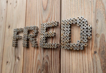 El nombre 'FRED' está formado con tornillos en una pared de madera en la cabaña Fred en De Wije Werelt, Países Bajos.