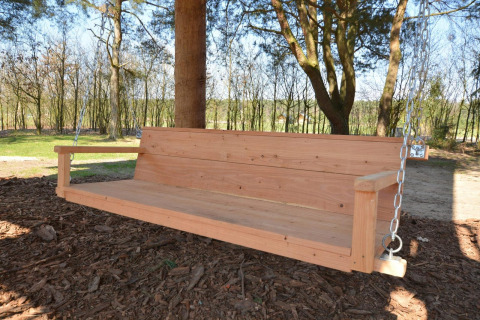 Udendørs trægyngesofa monteret på et træ i en skov nær Treehouse ved De Wije Werelt, Nederlandene.