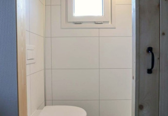 Piccolo bagno moderno nella Tiny House at Buitenhuizen, Paesi Bassi, con WC sospeso e finestra.