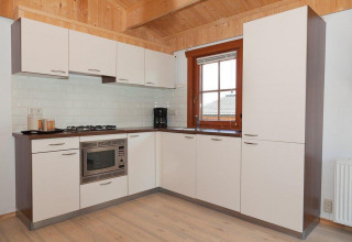 Cucina moderna nella Boekhorst Royal + Sauna lodge a Brunssummerheide, Paesi Bassi.