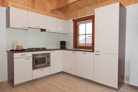 Cucina moderna nella Boekhorst Royal + Sauna lodge a Brunssummerheide, Paesi Bassi.