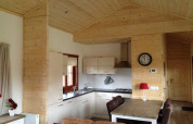 Innenaufnahme einer gemütlichen Holzhütte mit moderner Küche und Essbereich in Boekhorst, Brunssummerheide.