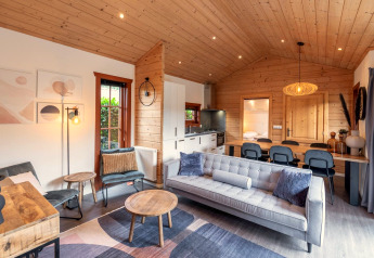 Modern eingerichtete Boekhorst-Lodge in Brunssummerheide, Niederlande, mit viel Holz und stilvollen Möbeln.